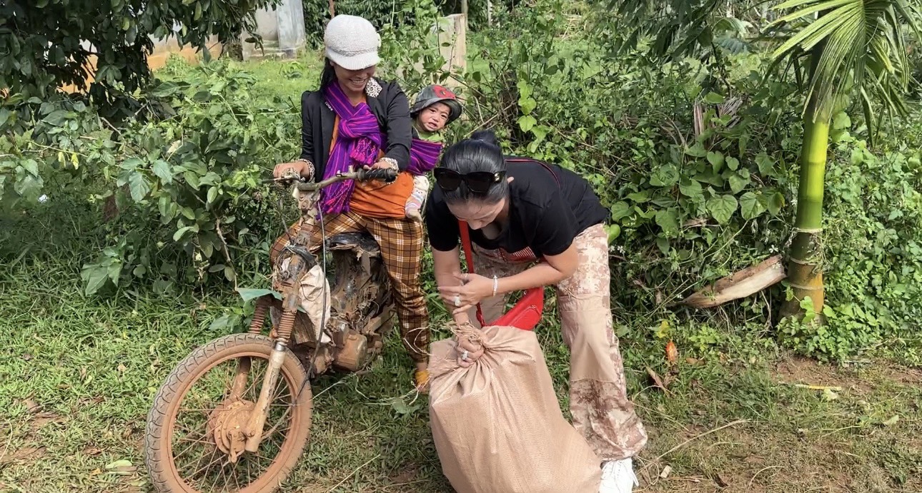 C&aacute;t Tường, Trung Dũng, Tiết Cương thăm b&agrave; con ngh&egrave;o Gia Lai, Huế - Ảnh 7.
