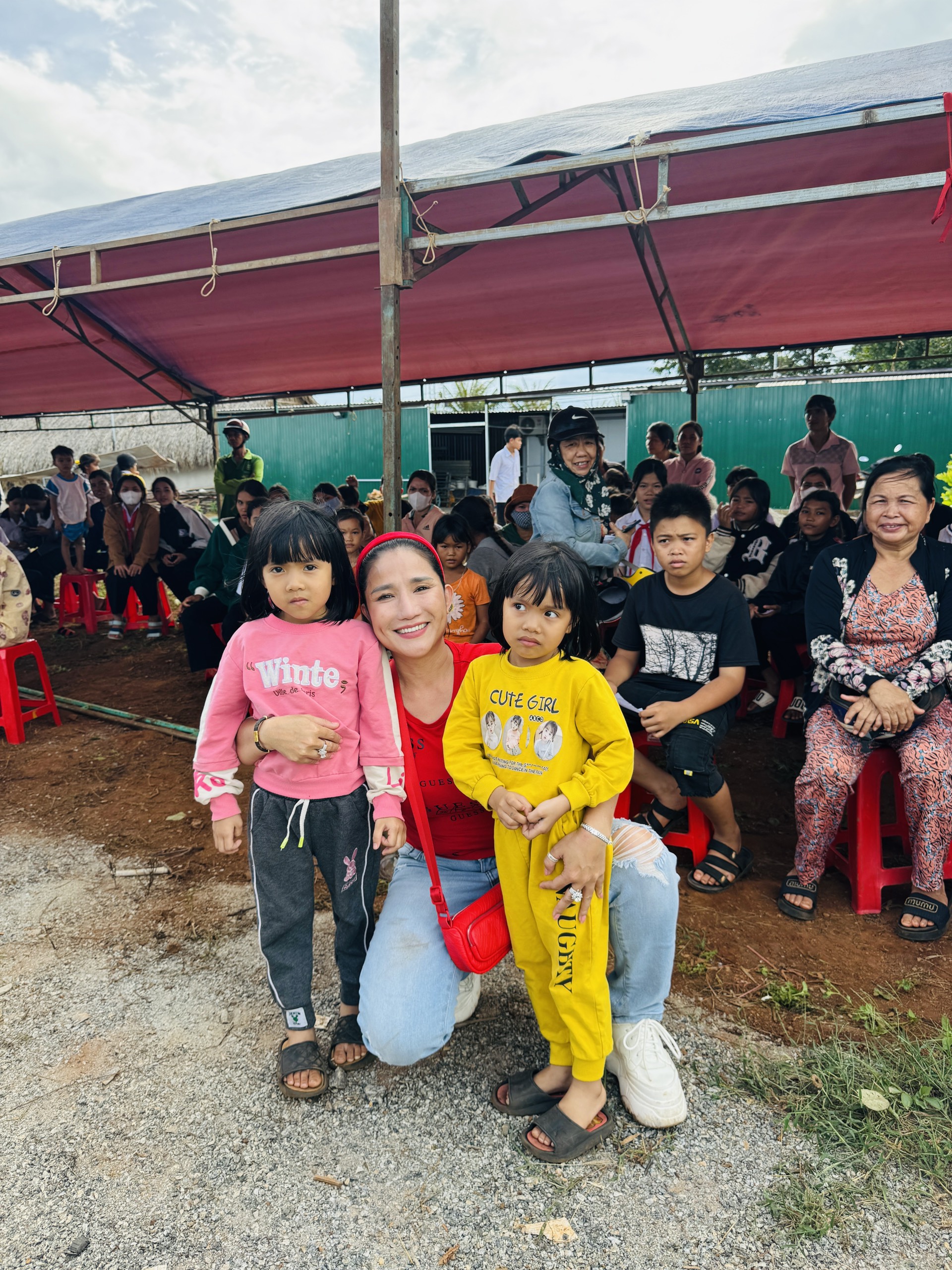 C&aacute;t Tường, Trung Dũng, Tiết Cương thăm b&agrave; con ngh&egrave;o Gia Lai, Huế - Ảnh 1.