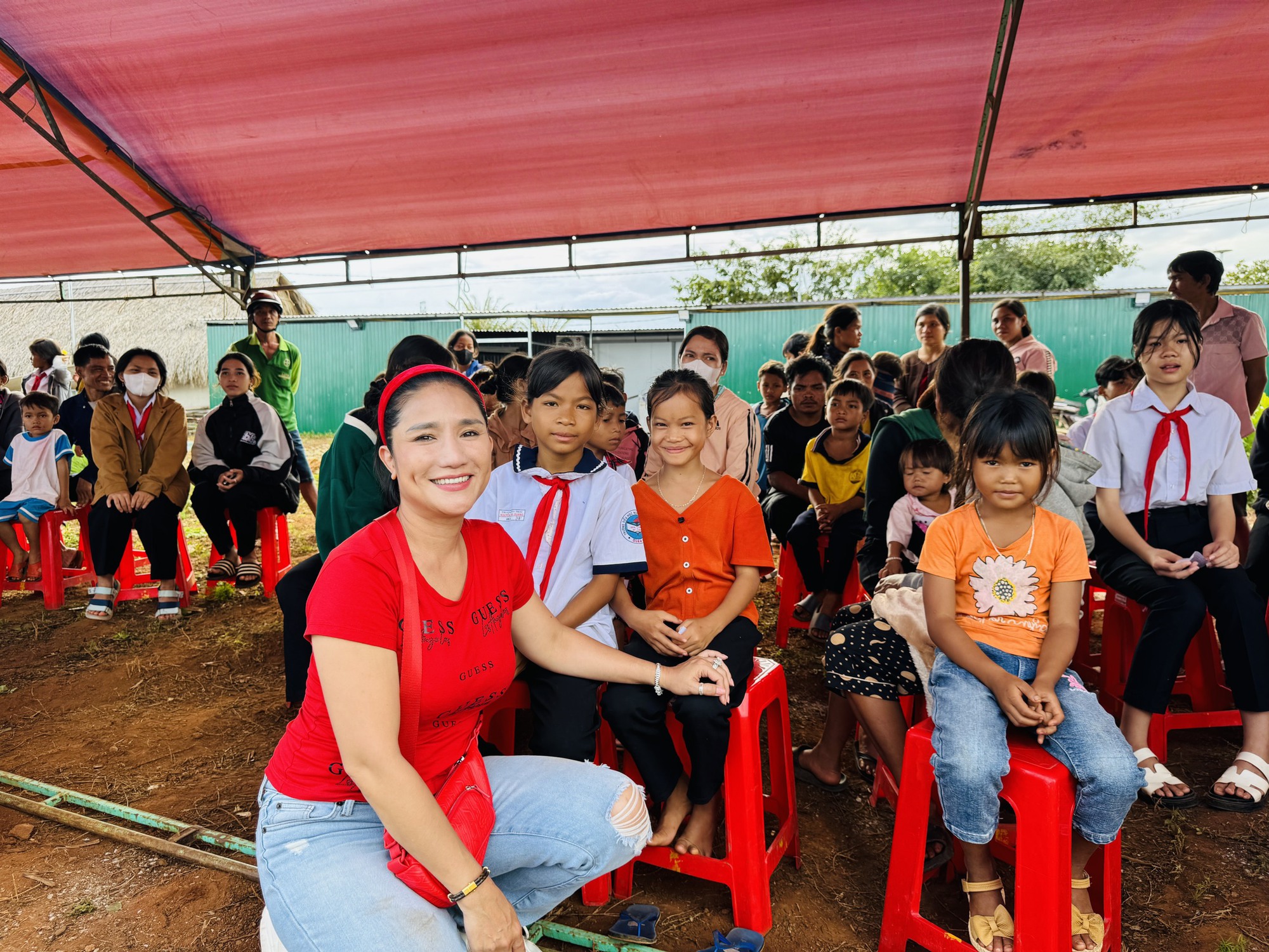 C&aacute;t Tường, Trung Dũng, Tiết Cương thăm b&agrave; con ngh&egrave;o Gia Lai, Huế - Ảnh 2.