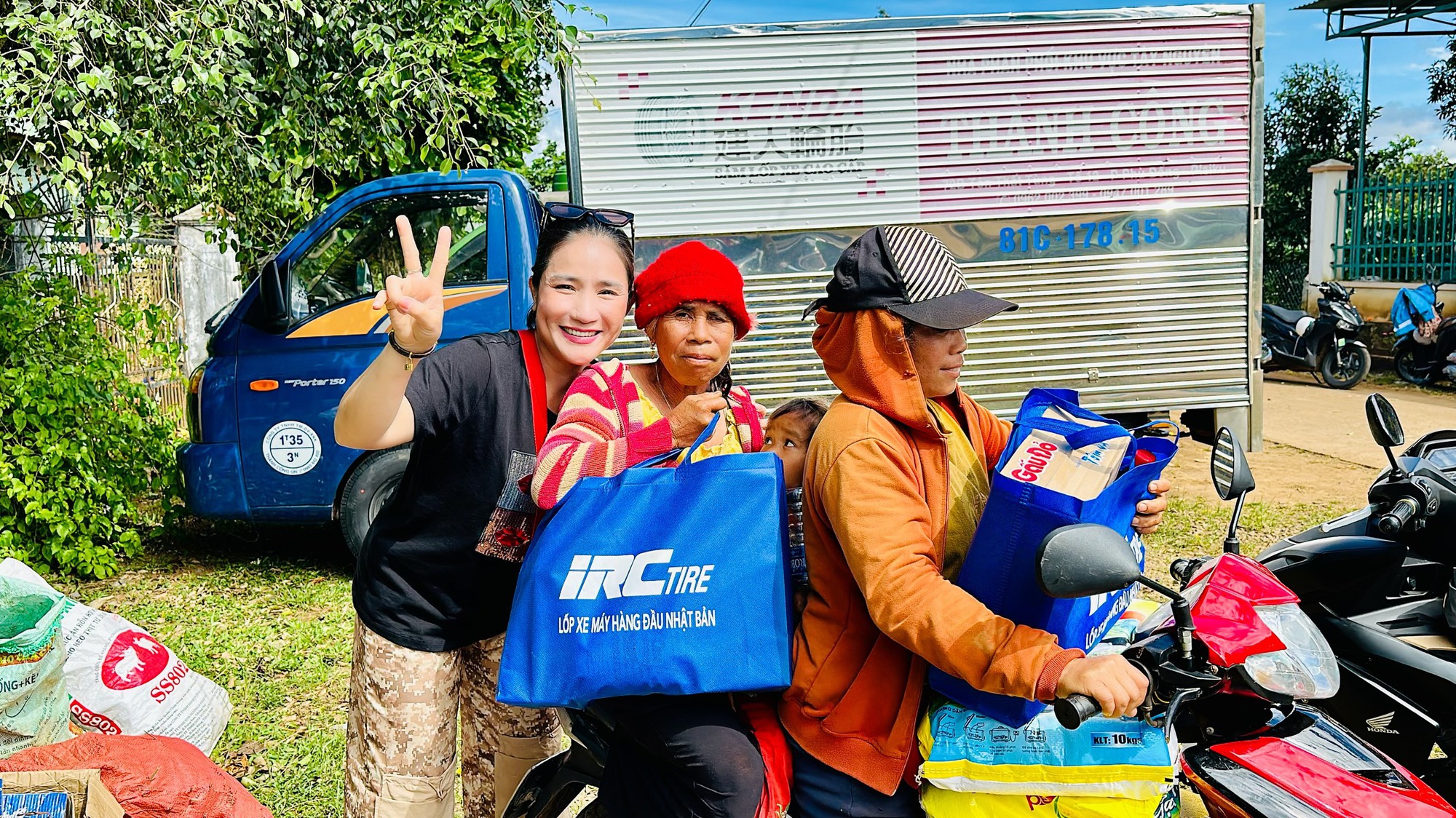 Cát Tường, Trung Dũng, Tiết Cương thăm bà con nghèo Gia Lai, Huế
