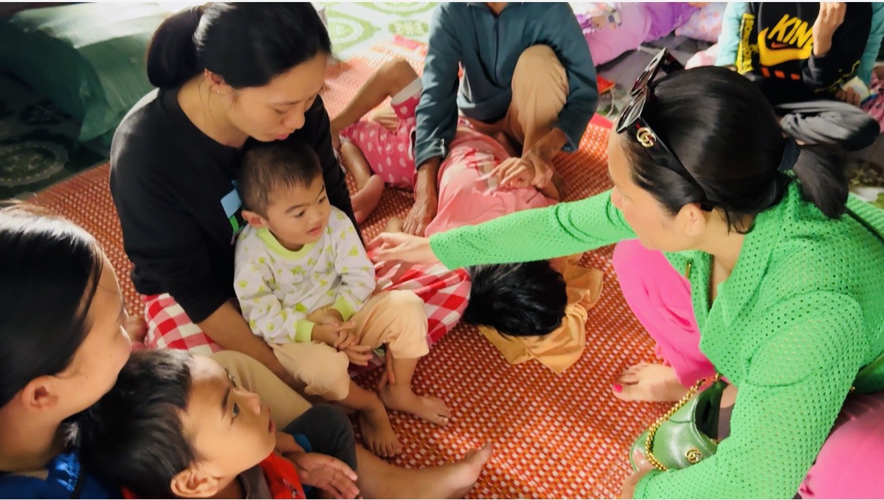 C&aacute;t Tường, Trung Dũng, Tiết Cương thăm b&agrave; con ngh&egrave;o Gia Lai, Huế - Ảnh 10.