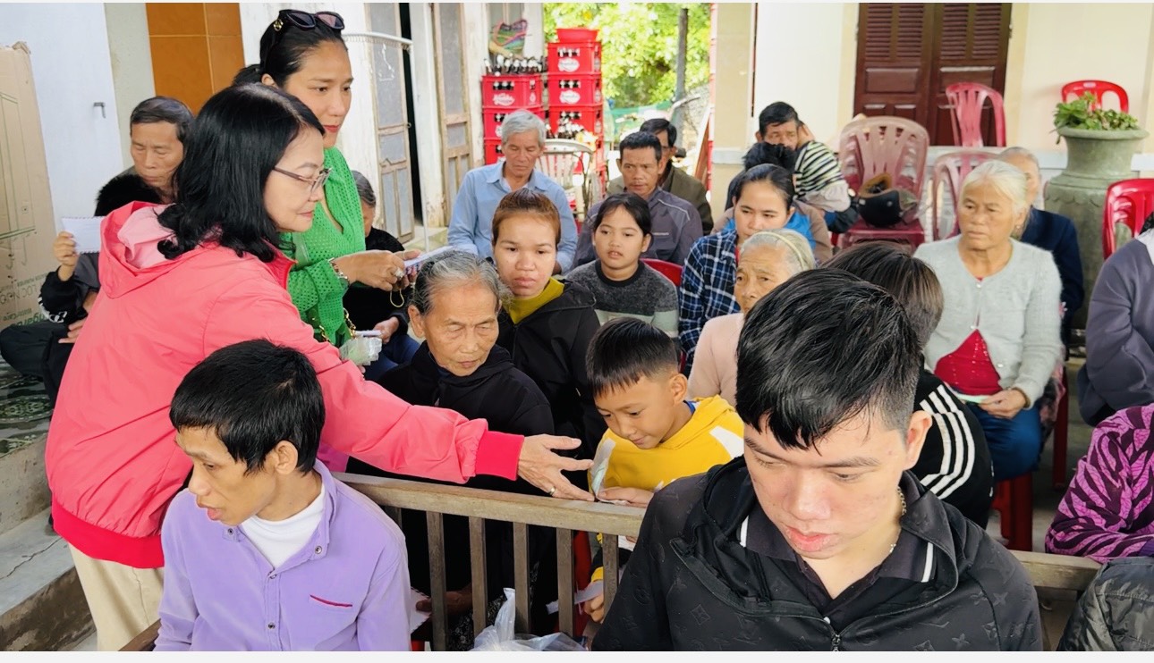 C&aacute;t Tường, Trung Dũng, Tiết Cương thăm b&agrave; con ngh&egrave;o Gia Lai, Huế - Ảnh 9.