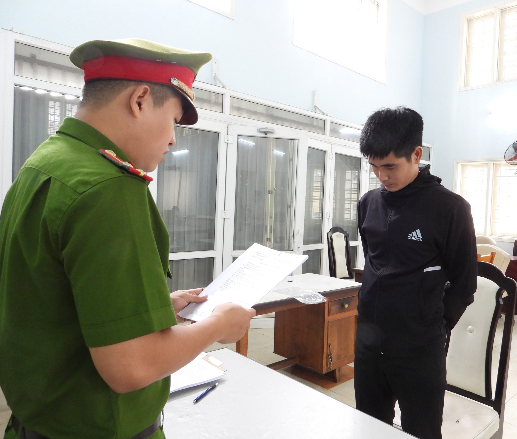 Cựu nh&acirc;n vi&ecirc;n ng&acirc;n h&agrave;ng lừa tiền tỉ của đồng nghiệp nữ