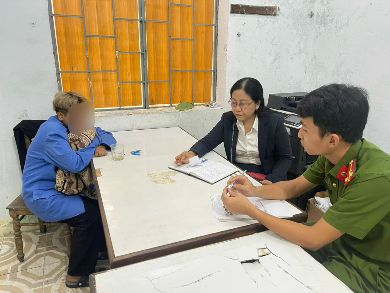 Cứu ch&aacute;u b&eacute; 14 tuổi mồ c&ocirc;i nhảy cầu s&ocirc;ng H&agrave;n tự tử - Ảnh 2.
