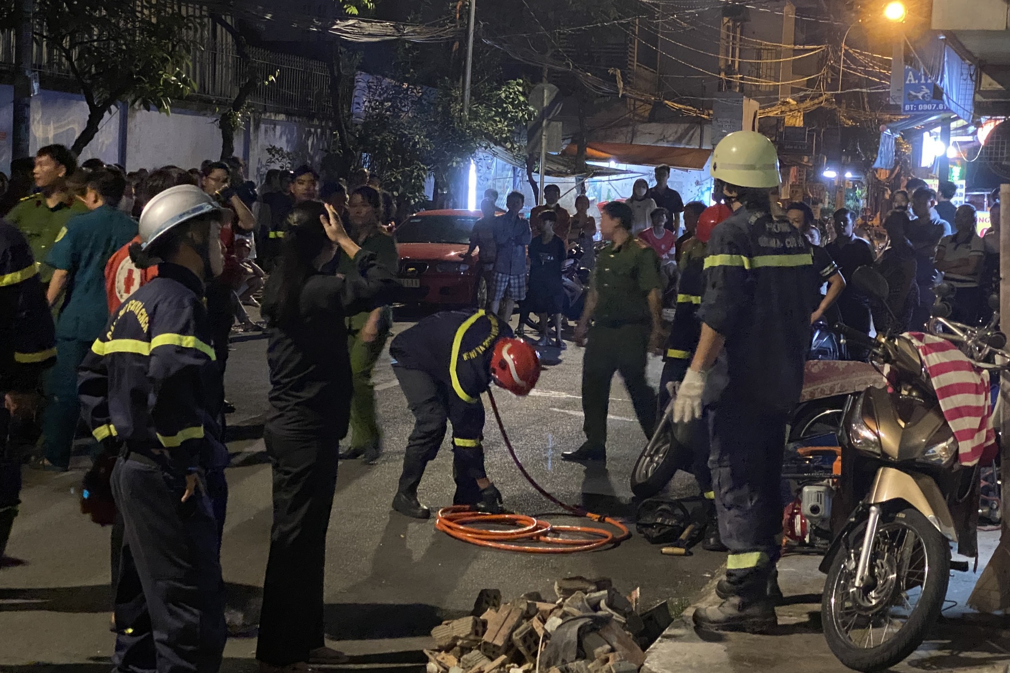 TP HCM: Một người bị mắc kẹt giữa khe hở 2 căn nhà lúc giữa khuya - Ảnh 3.