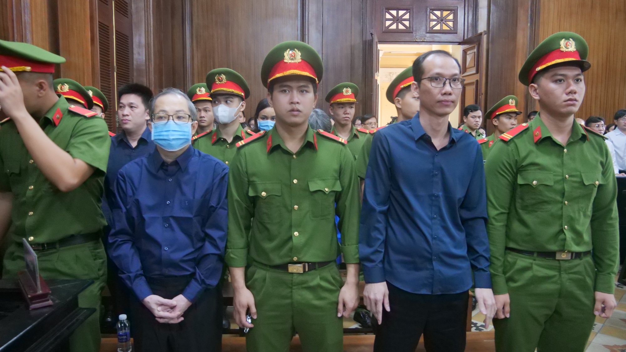 Vợ chồng cựu Giám đốc Bệnh viện TP Thủ Đức khai bất nhất tại tòa