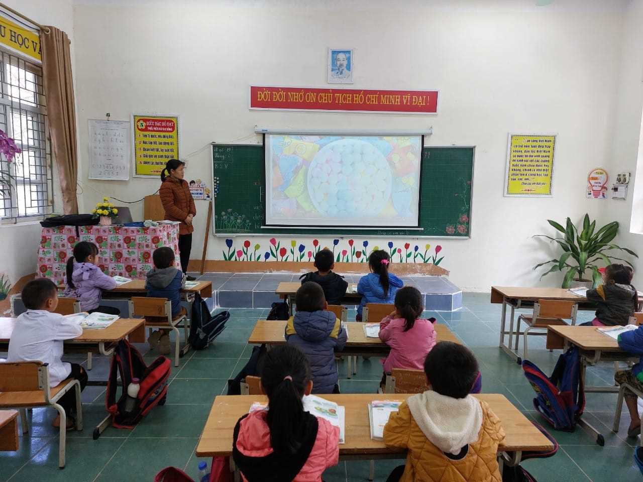 Thêm 29 học sinh nghi ngộ độc do ăn kẹo lạ - Ảnh 4.
