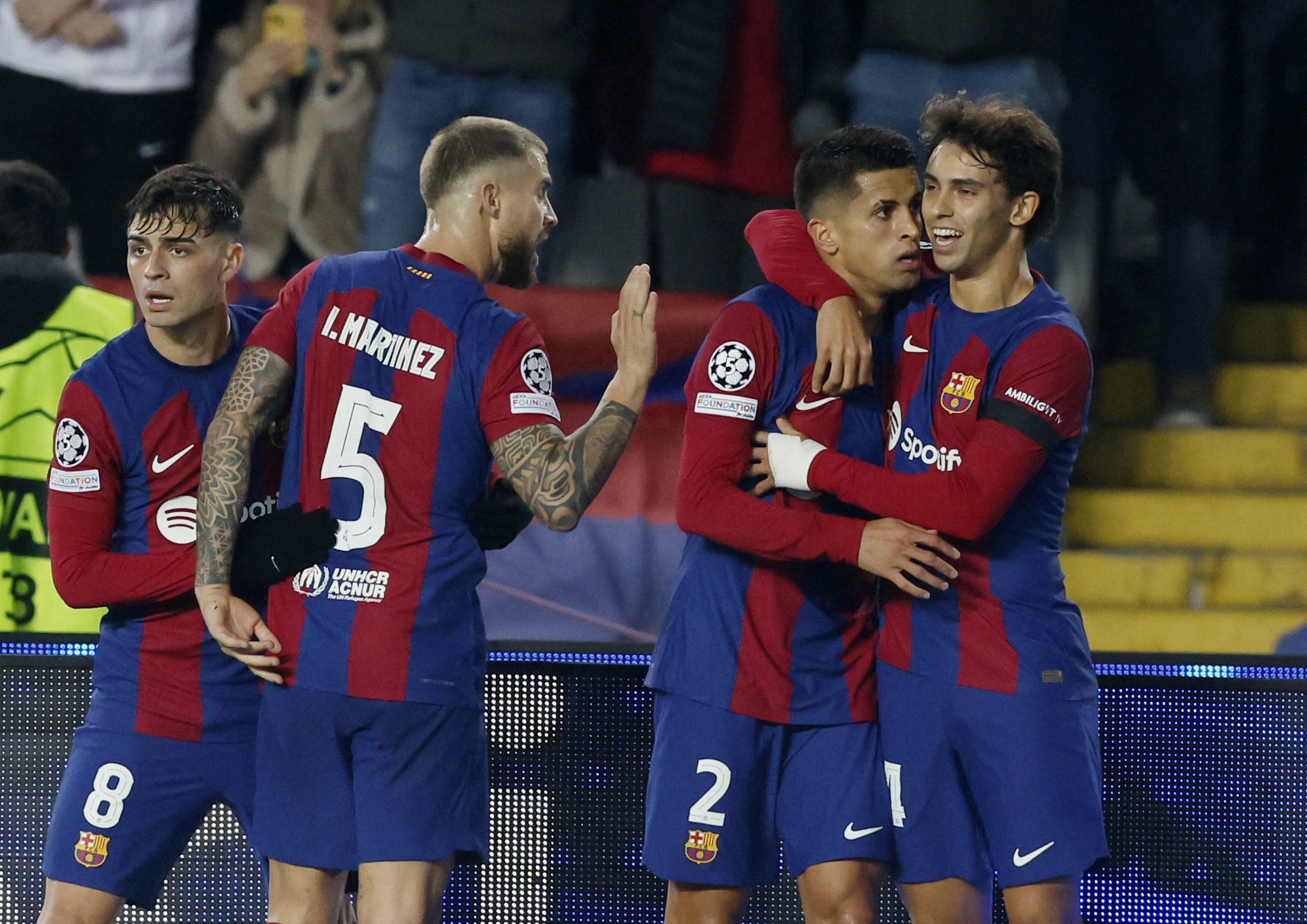Hai sao Bồ định đoạt đại chiến, Barcelona sớm giành vé vòng 2 Champions League