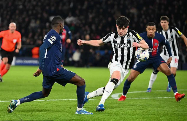 L&agrave;ng cầu Anh phẫn nộ v&igrave; Newcastle phải nhận quả phạt đền tưởng tượng - Ảnh 1.