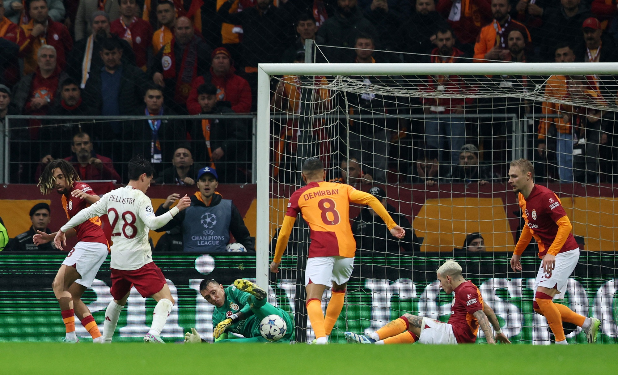 C&ocirc;ng l&agrave;m thủ ph&aacute;, Man United cay đắng đ&aacute;nh rơi chiến thắng tại Istanbul - Ảnh 7.