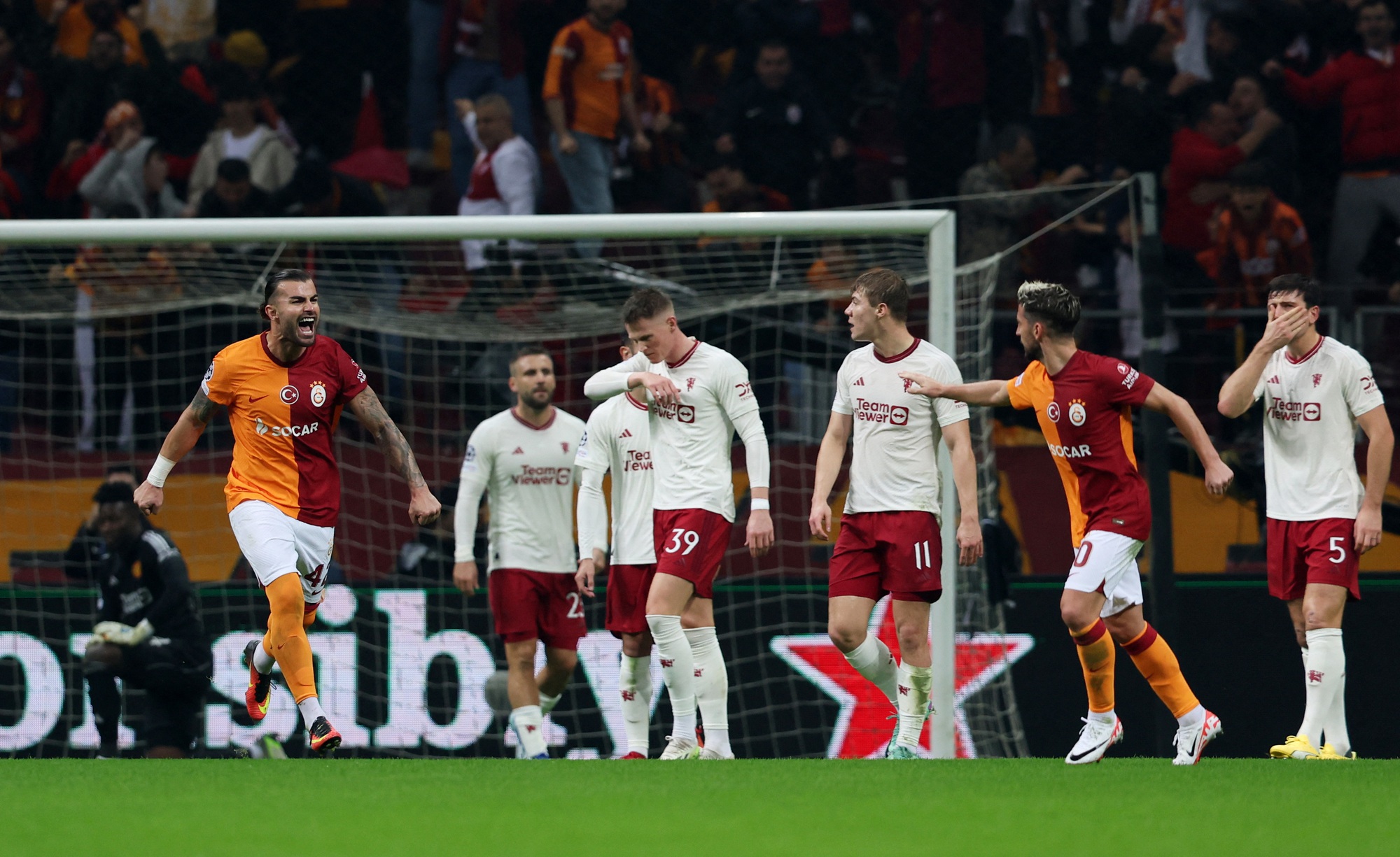 C&ocirc;ng l&agrave;m thủ ph&aacute;, Man United cay đắng đ&aacute;nh rơi chiến thắng tại Istanbul - Ảnh 6.