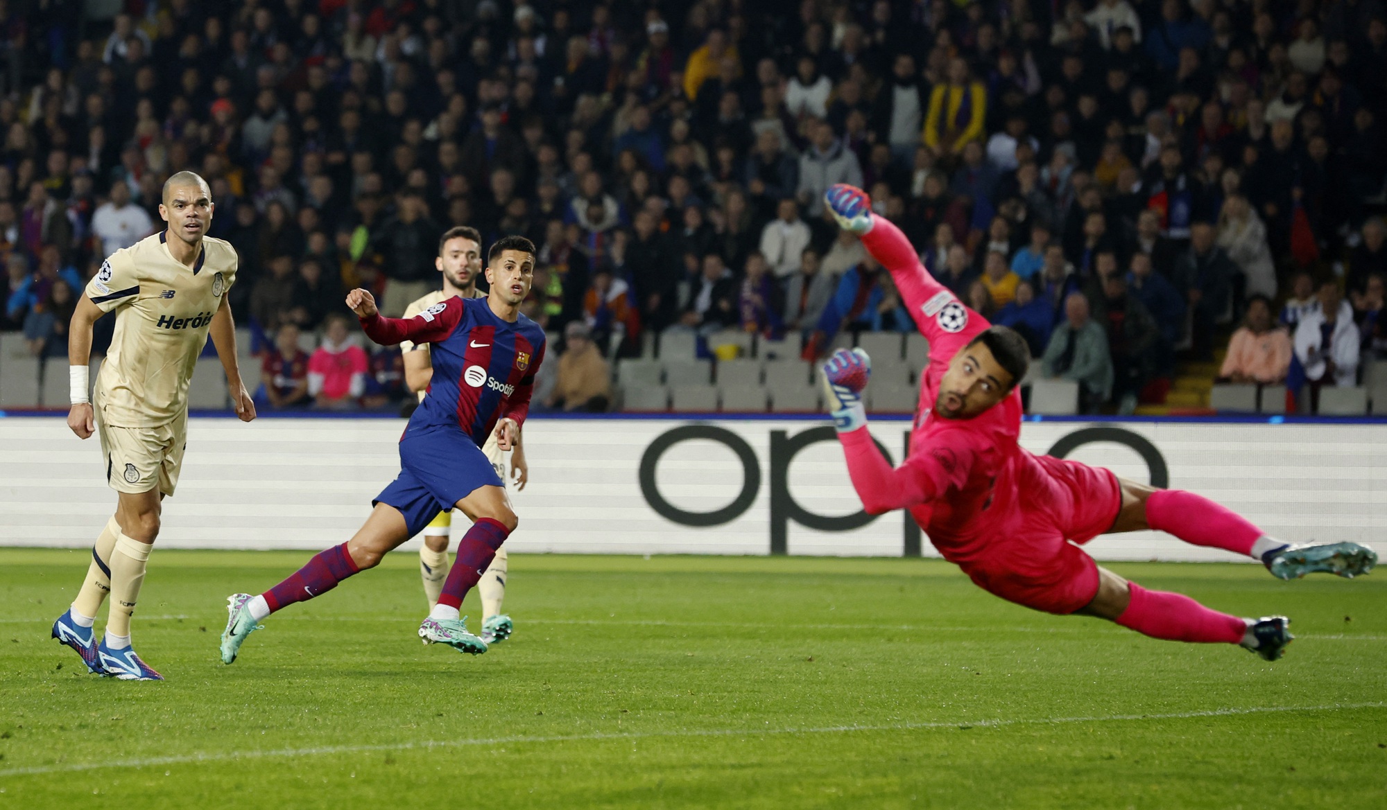 Hai sao Bồ định đoạt đại chiến, Barcelona sớm gi&agrave;nh v&eacute; v&ograve;ng 2 Champions League - Ảnh 3.