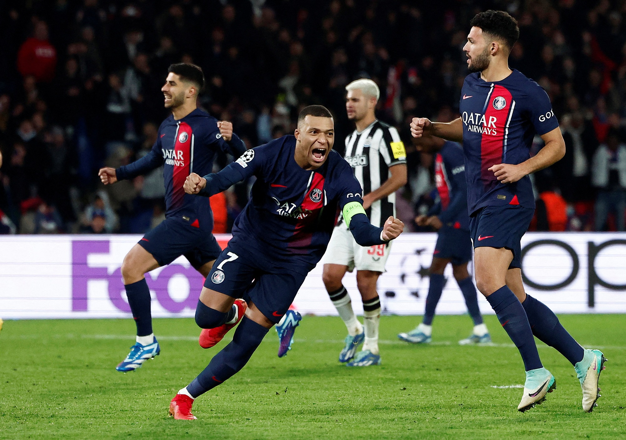 L&agrave;ng cầu Anh phẫn nộ v&igrave; Newcastle phải nhận quả phạt đền tưởng tượng - Ảnh 6.