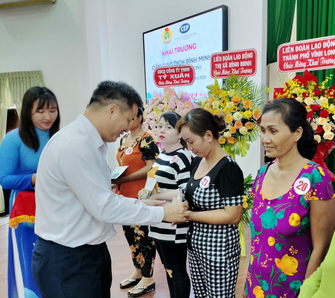 CEP vươn xa vì người lao động nghèo - Ảnh 1.
