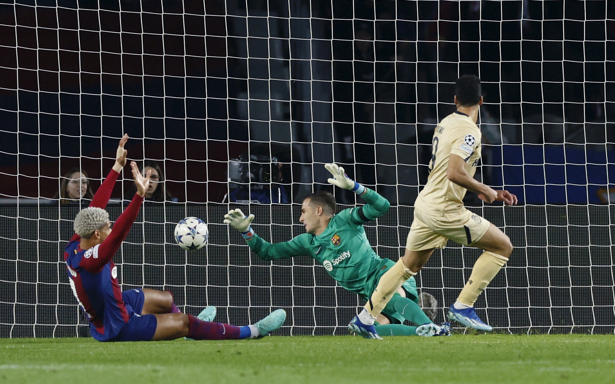 Hai sao Bồ định đoạt đại chiến, Barcelona sớm gi&agrave;nh v&eacute; v&ograve;ng 2 Champions League - Ảnh 2.