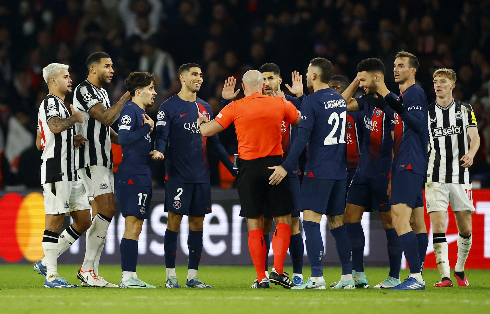 L&agrave;ng cầu Anh phẫn nộ v&igrave; Newcastle phải nhận quả phạt đền tưởng tượng - Ảnh 2.
