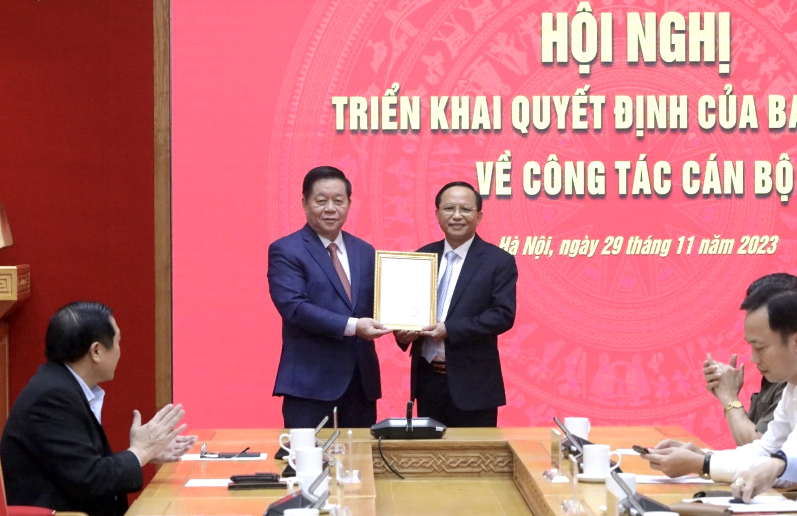 Trao quyết định của Ban B&iacute; thư về bổ nhiệm c&aacute;n bộ - Ảnh 1.
