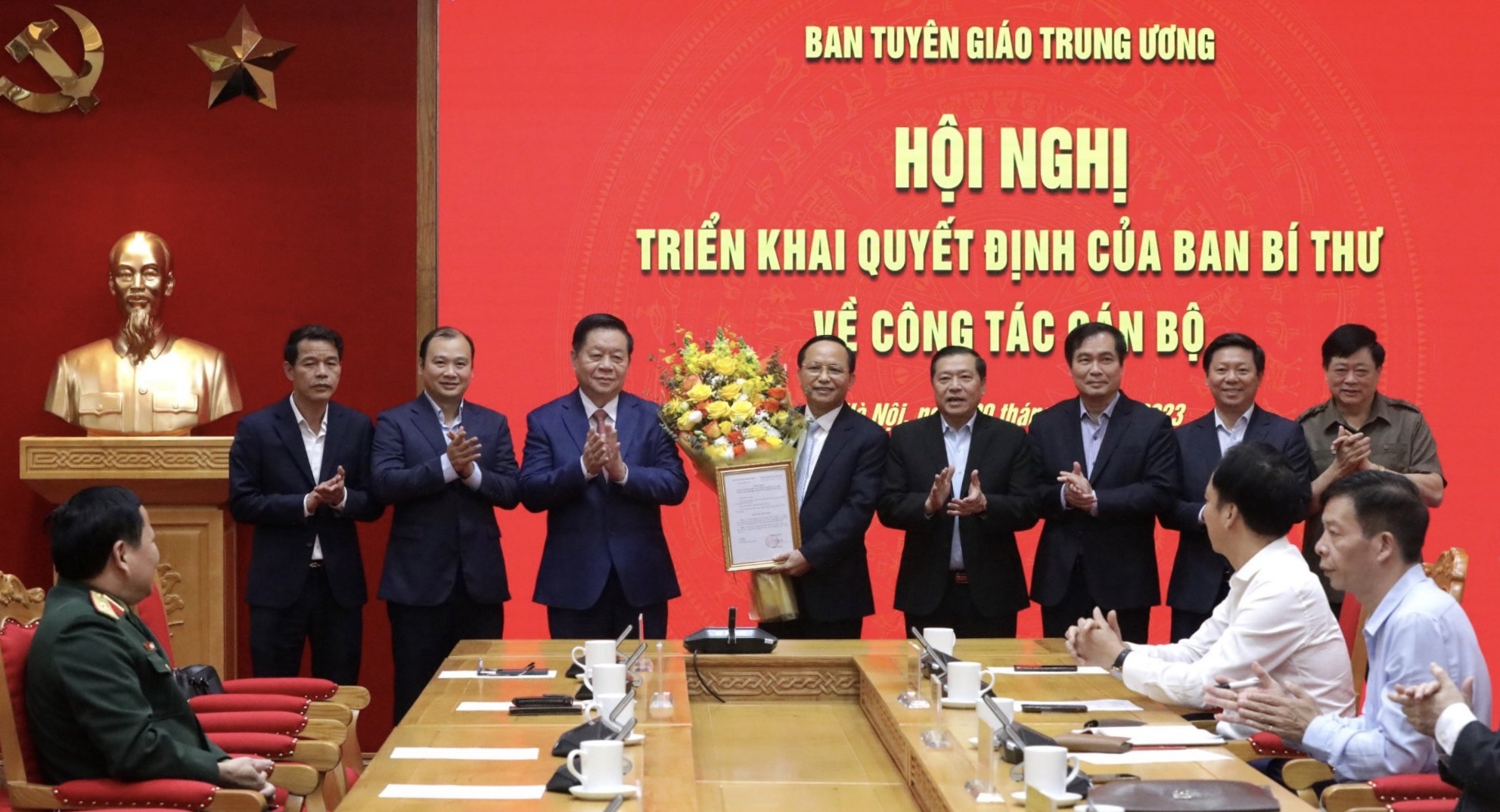 Trao quyết định của Ban B&iacute; thư về bổ nhiệm c&aacute;n bộ - Ảnh 3.