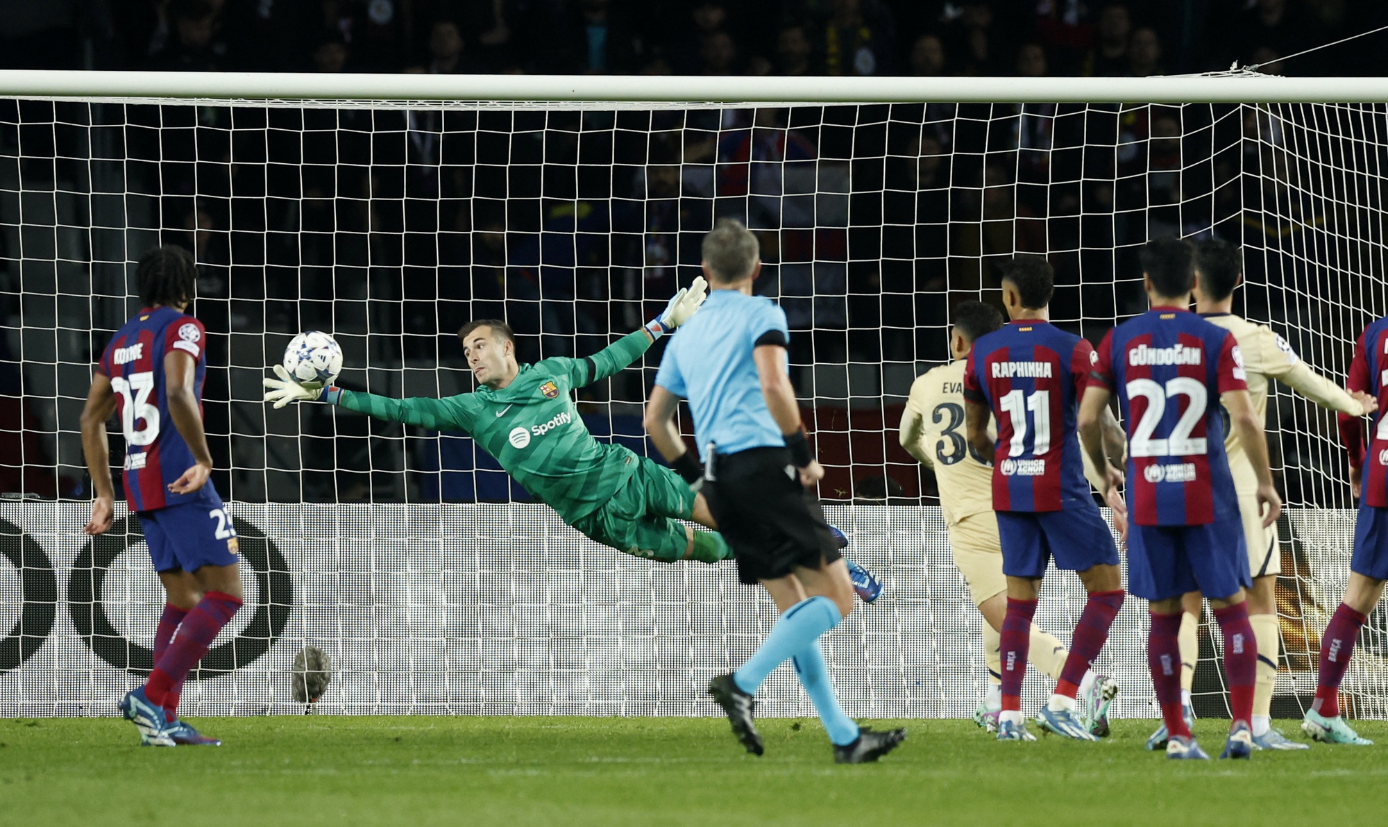 Hai sao Bồ định đoạt đại chiến, Barcelona sớm gi&agrave;nh v&eacute; v&ograve;ng 2 Champions League - Ảnh 1.