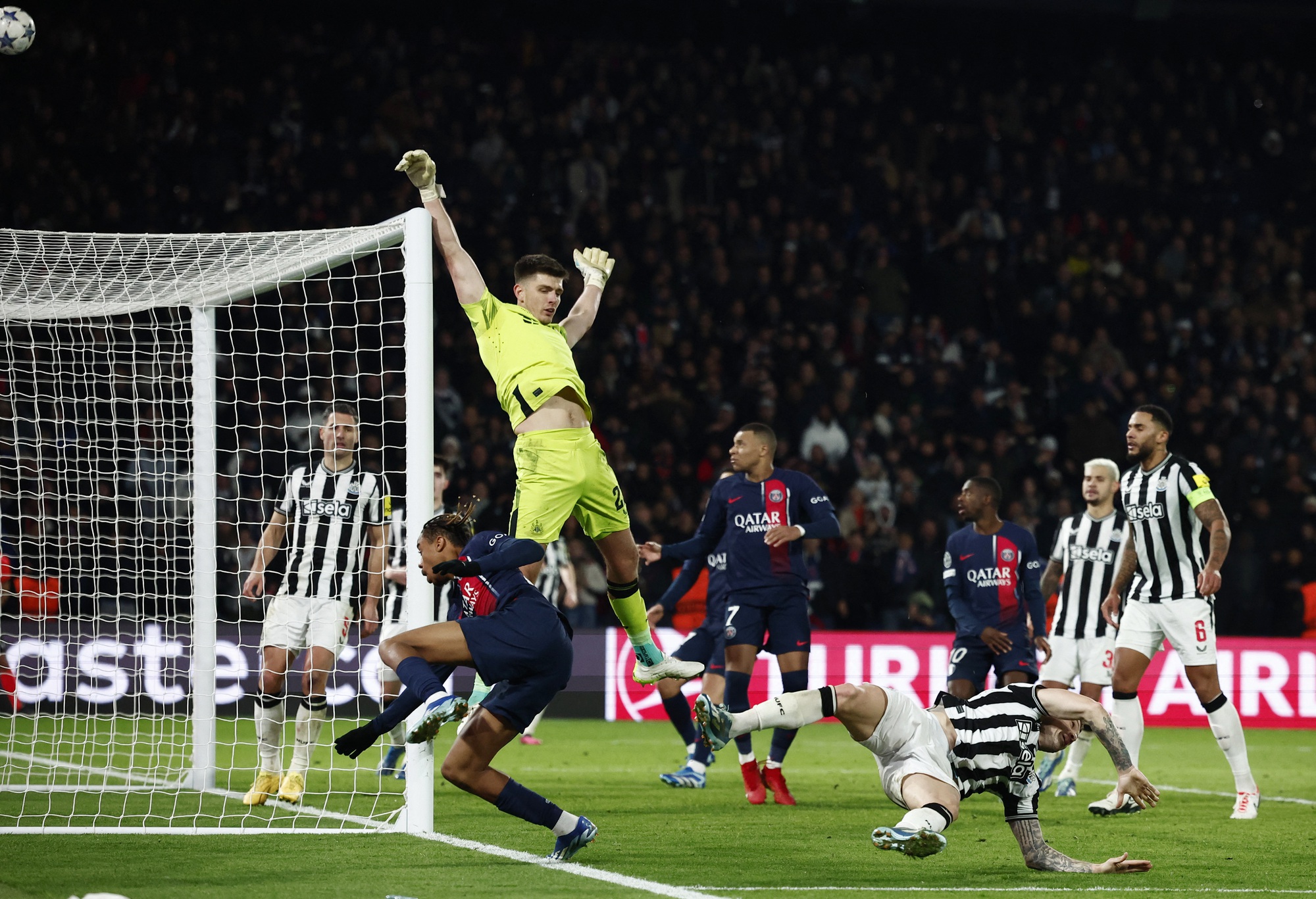 Thảm họa VAR, Newcastle đ&aacute;nh rơi chiến thắng ph&uacute;t 90+8 ở Paris - Ảnh 1.