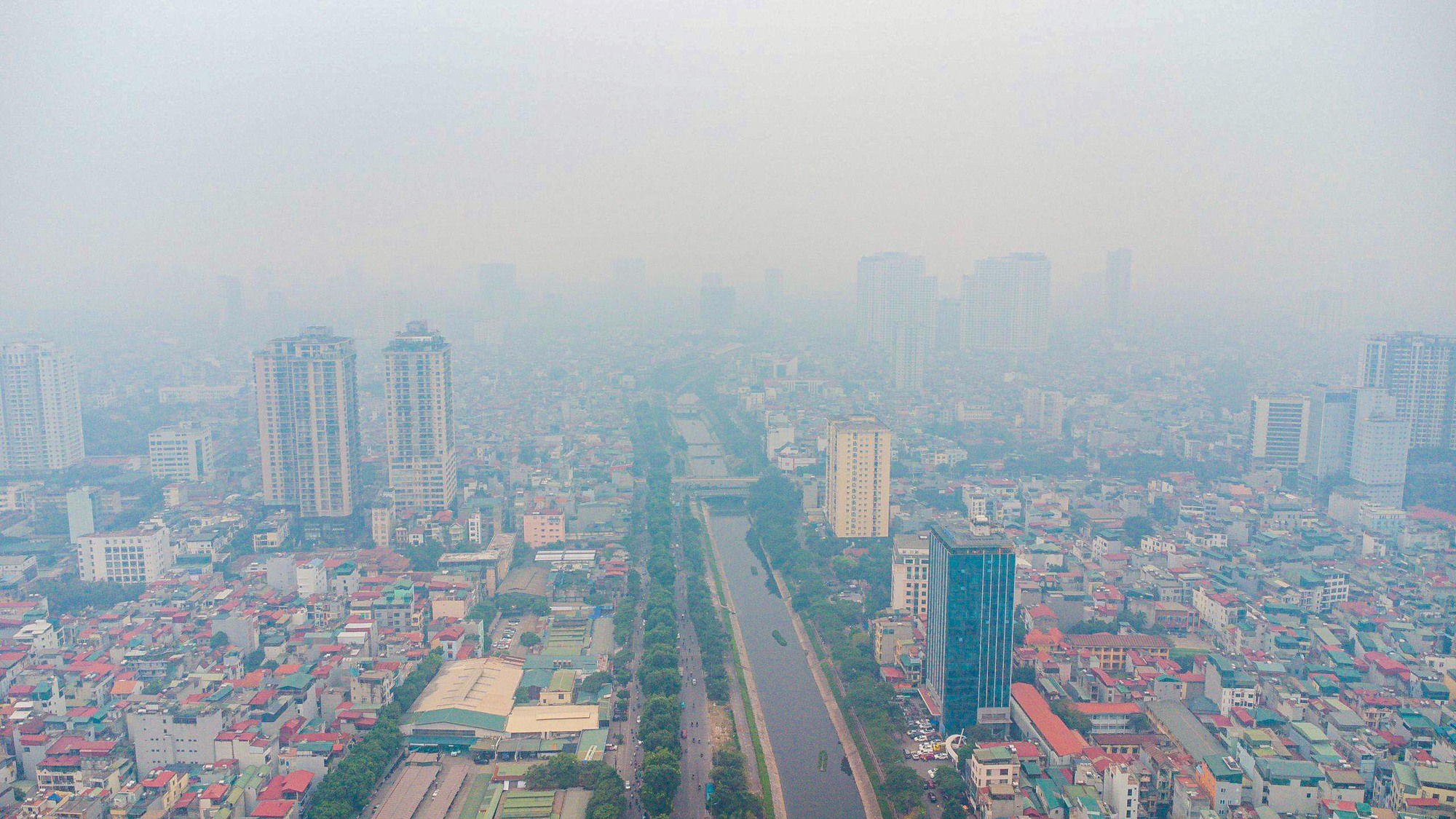 Kh&ocirc;ng kh&iacute; &ocirc; nhiễm, bầu trời H&agrave; Nội m&ugrave; mịt - Ảnh 1.