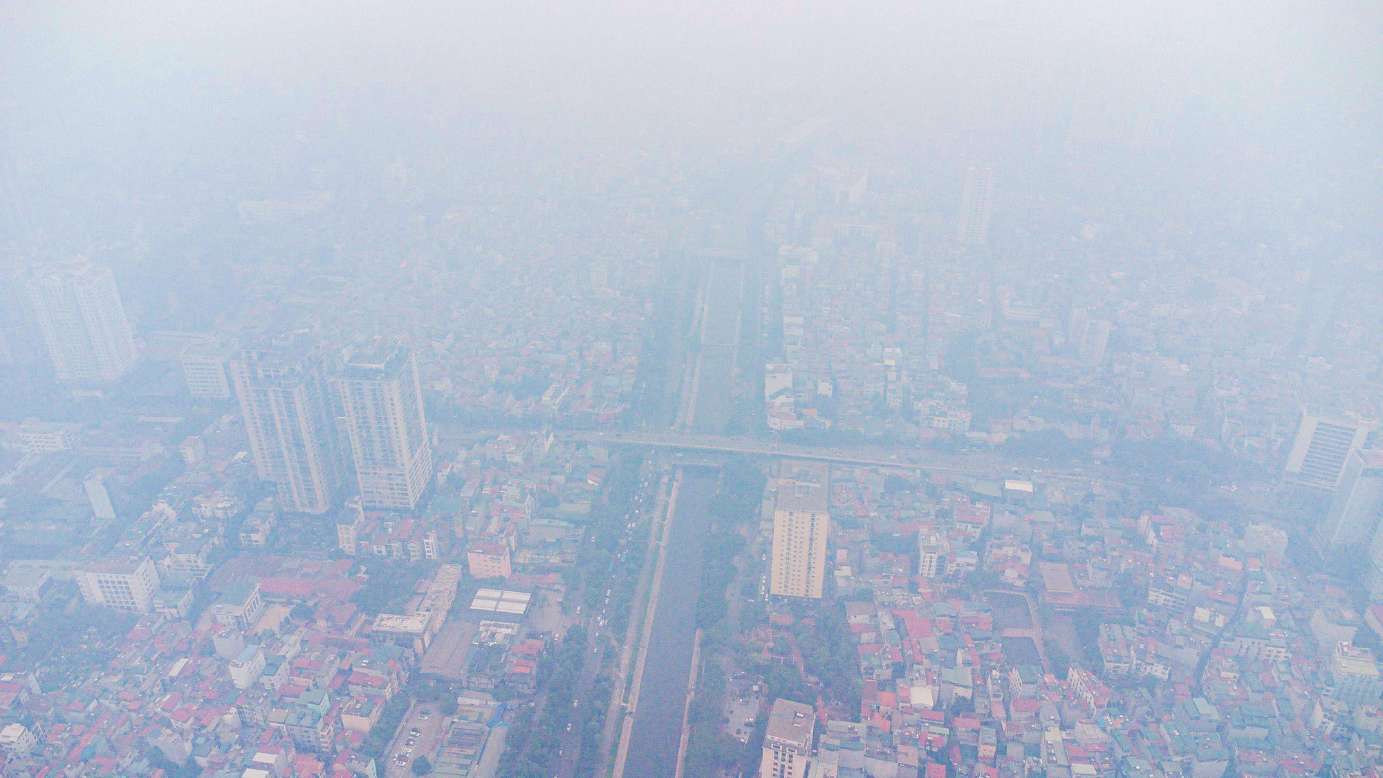 Kh&ocirc;ng kh&iacute; &ocirc; nhiễm, bầu trời H&agrave; Nội m&ugrave; mịt - Ảnh 4.