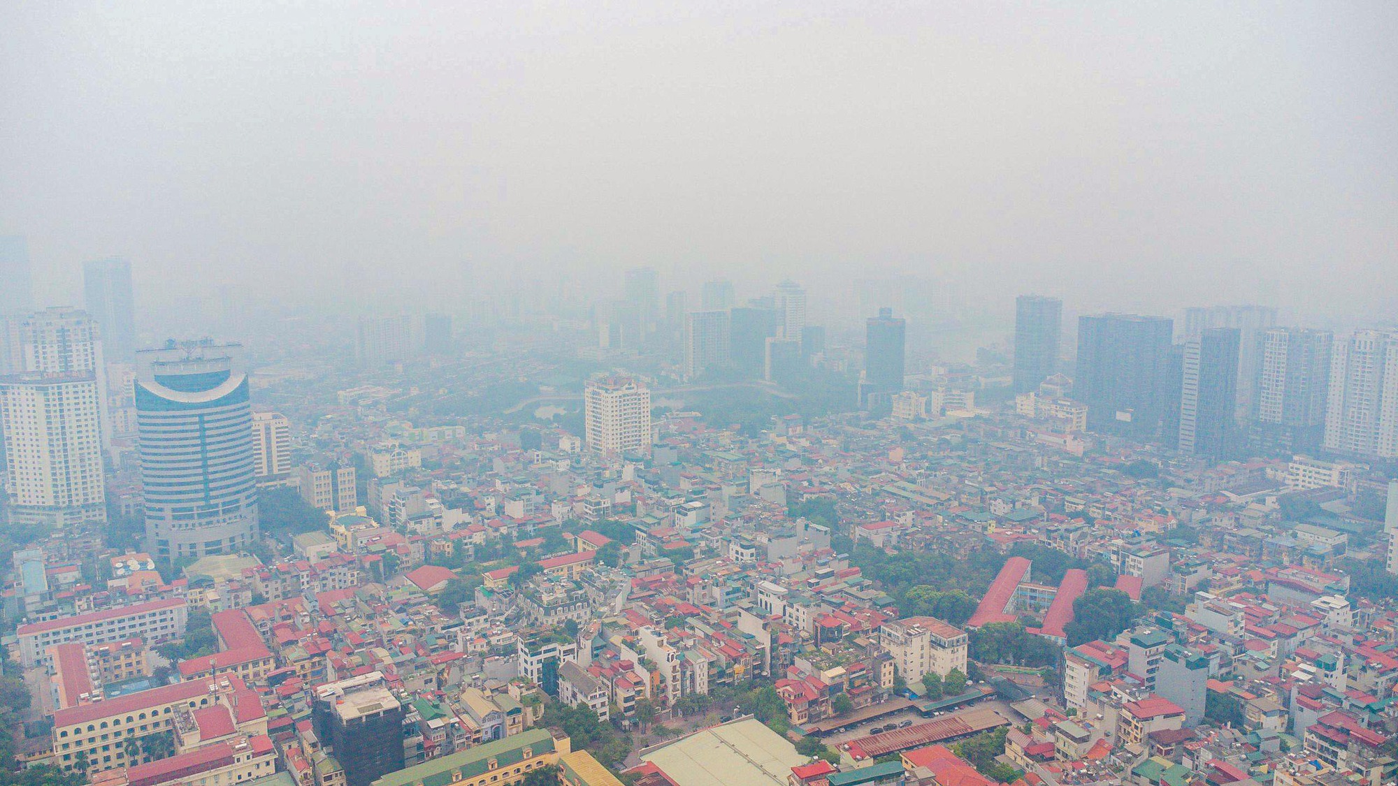 Kh&ocirc;ng kh&iacute; &ocirc; nhiễm, bầu trời H&agrave; Nội m&ugrave; mịt - Ảnh 8.