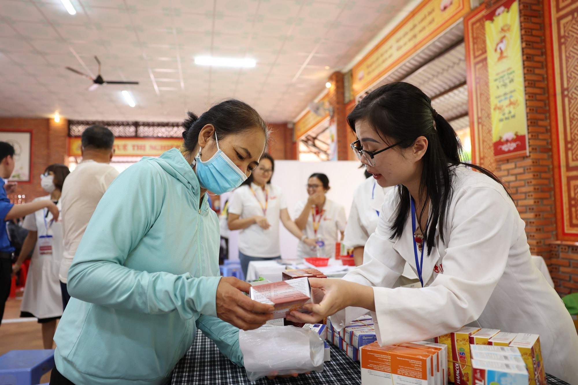 Trường Đại học Y dược Bu&ocirc;n Ma Thuột kh&aacute;m bệnh từ thiện cho người d&acirc;n - Ảnh 3.