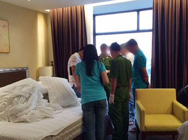 Vợ chồng đâm nhau thương vong trong nhà nghỉ