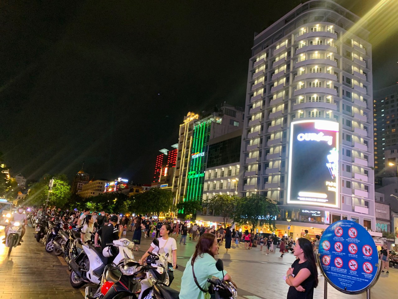 Phố đi bộ Nguyễn Huệ: Đừng để thất vọng - Ảnh 3.