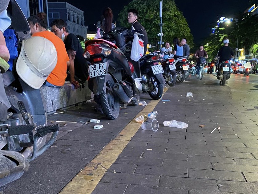 Phố đi bộ Nguyễn Huệ: Đừng để thất vọng - Ảnh 4.