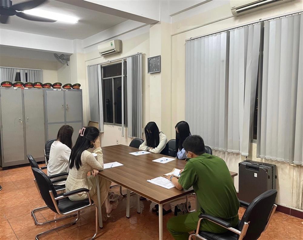 Ph&aacute; đường d&acirc;y hoa kh&ocirc;i, ca sĩ nổi tiếng, hot girl tiktoker b&aacute;n d&acirc;m gi&aacute; ng&agrave;n đ&ocirc; - Ảnh 3.