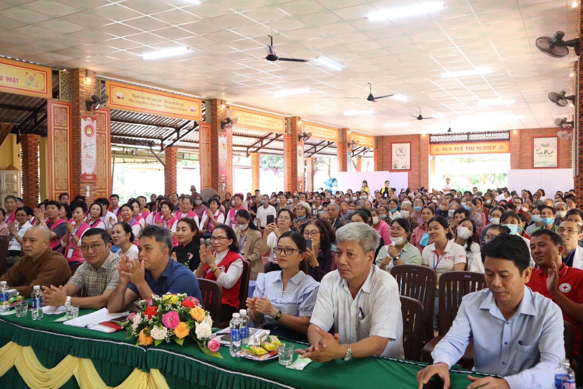 Trường Đại học Y dược Bu&ocirc;n Ma Thuột kh&aacute;m bệnh từ thiện cho người d&acirc;n - Ảnh 2.
