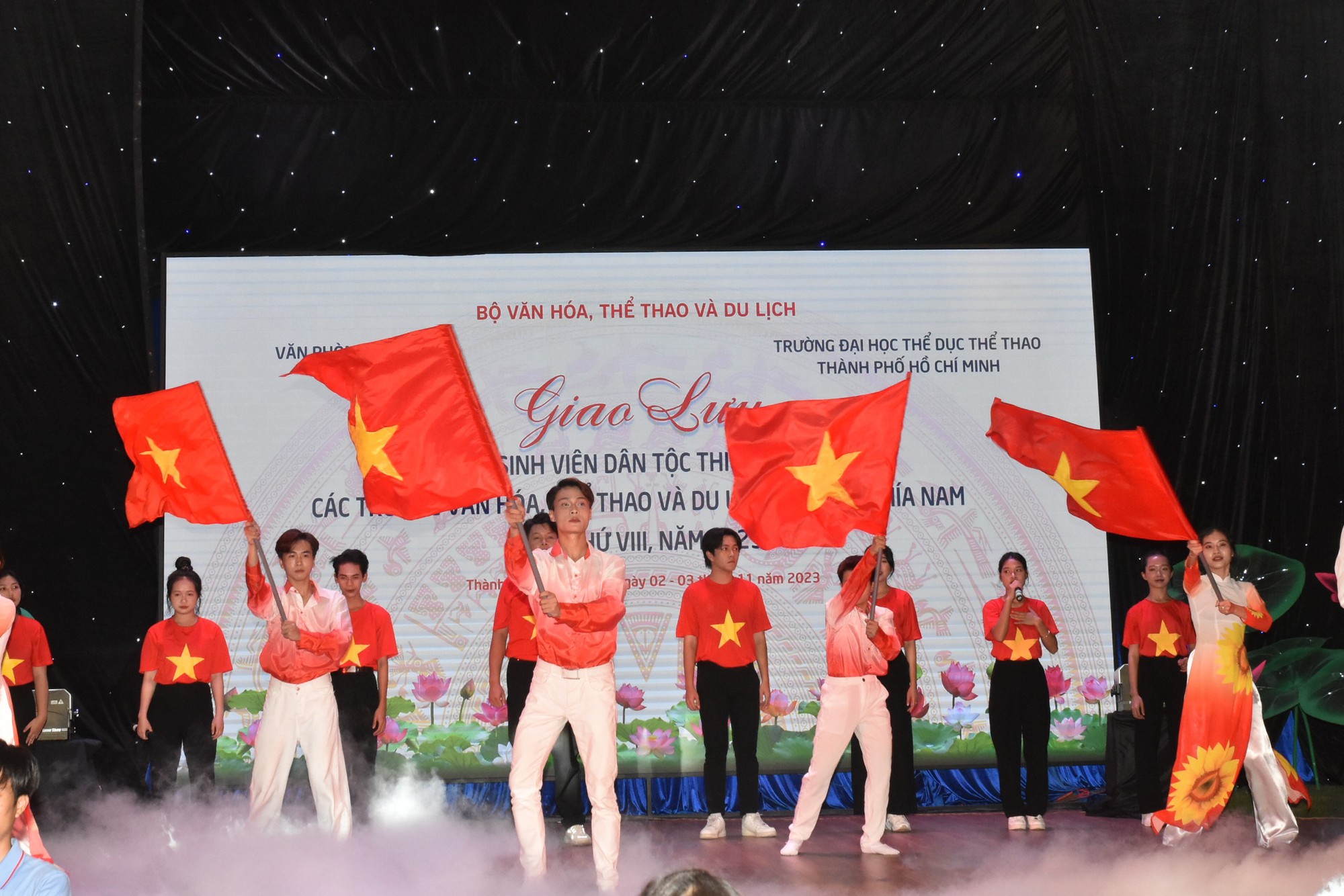 Nhiều phần học bổng đến với học sinh, sinh vi&ecirc;n d&acirc;n tộc thiểu số ti&ecirc;u biểu - Ảnh 6.