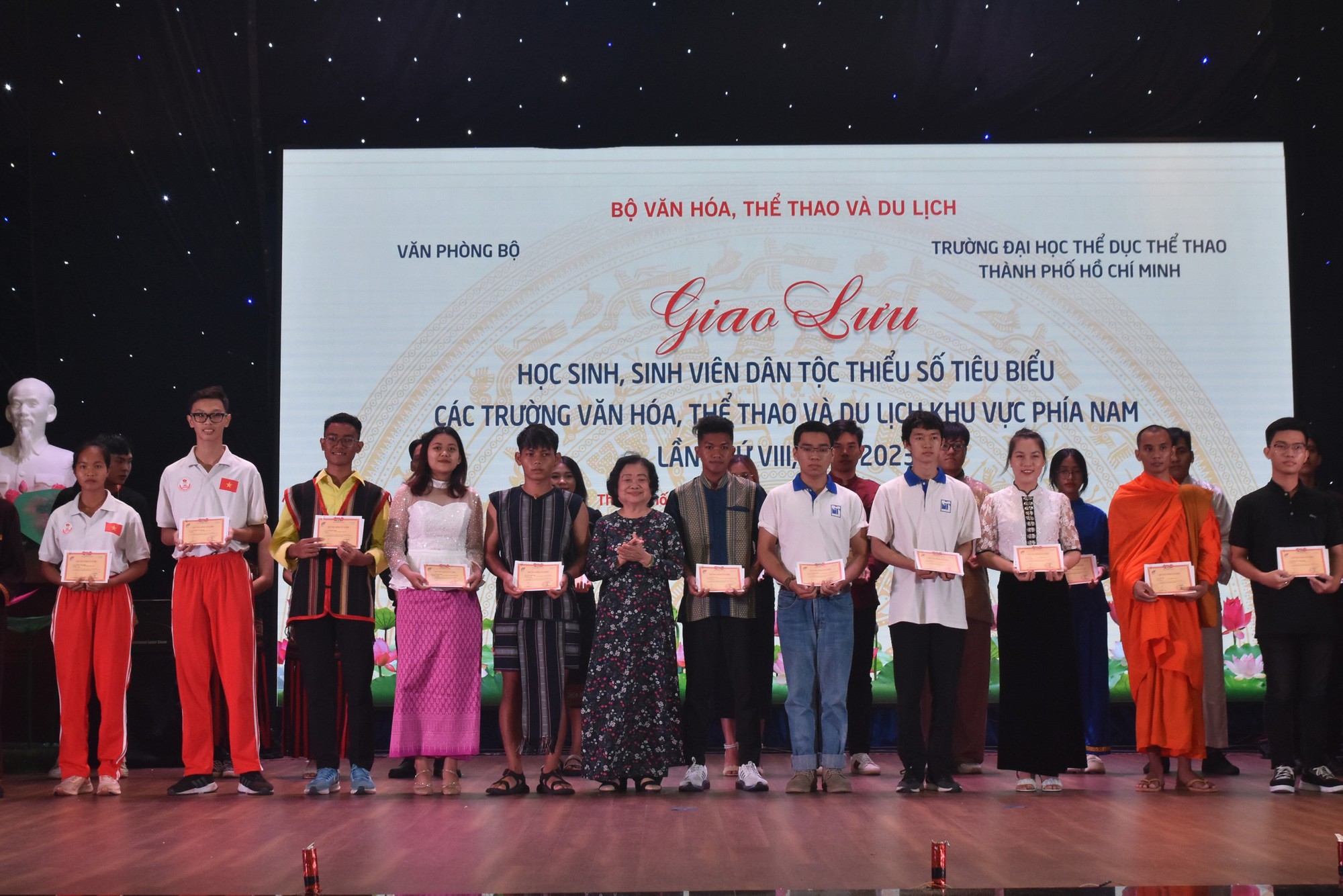 Nhiều phần học bổng đến với học sinh, sinh vi&ecirc;n d&acirc;n tộc thiểu số ti&ecirc;u biểu - Ảnh 2.