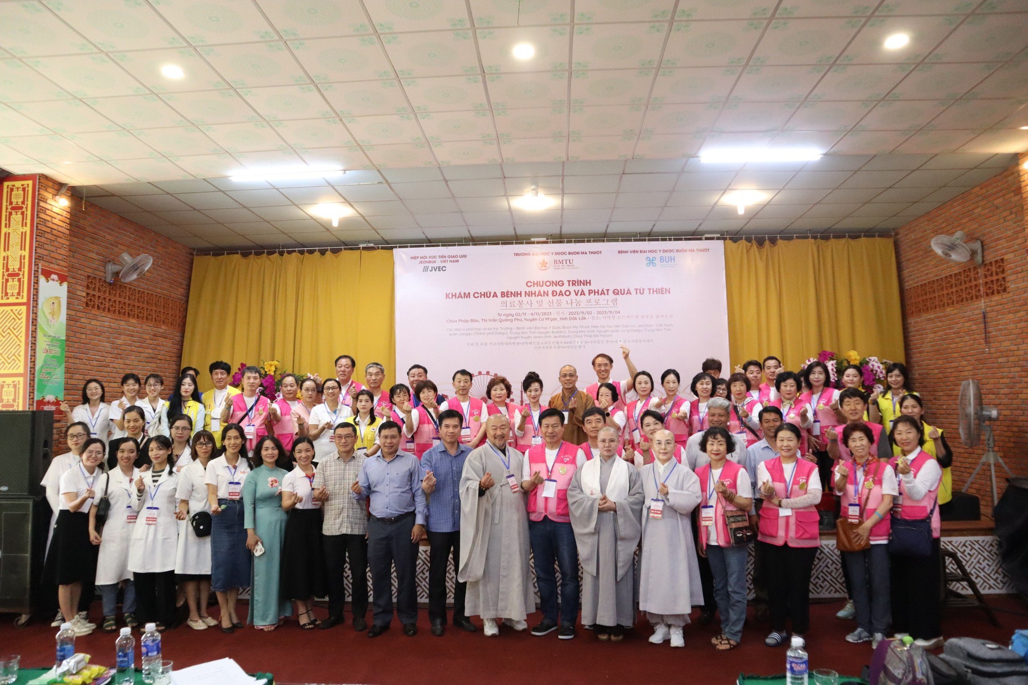 Trường Đại học Y dược Buôn Ma Thuột khám bệnh từ thiện cho người dân
