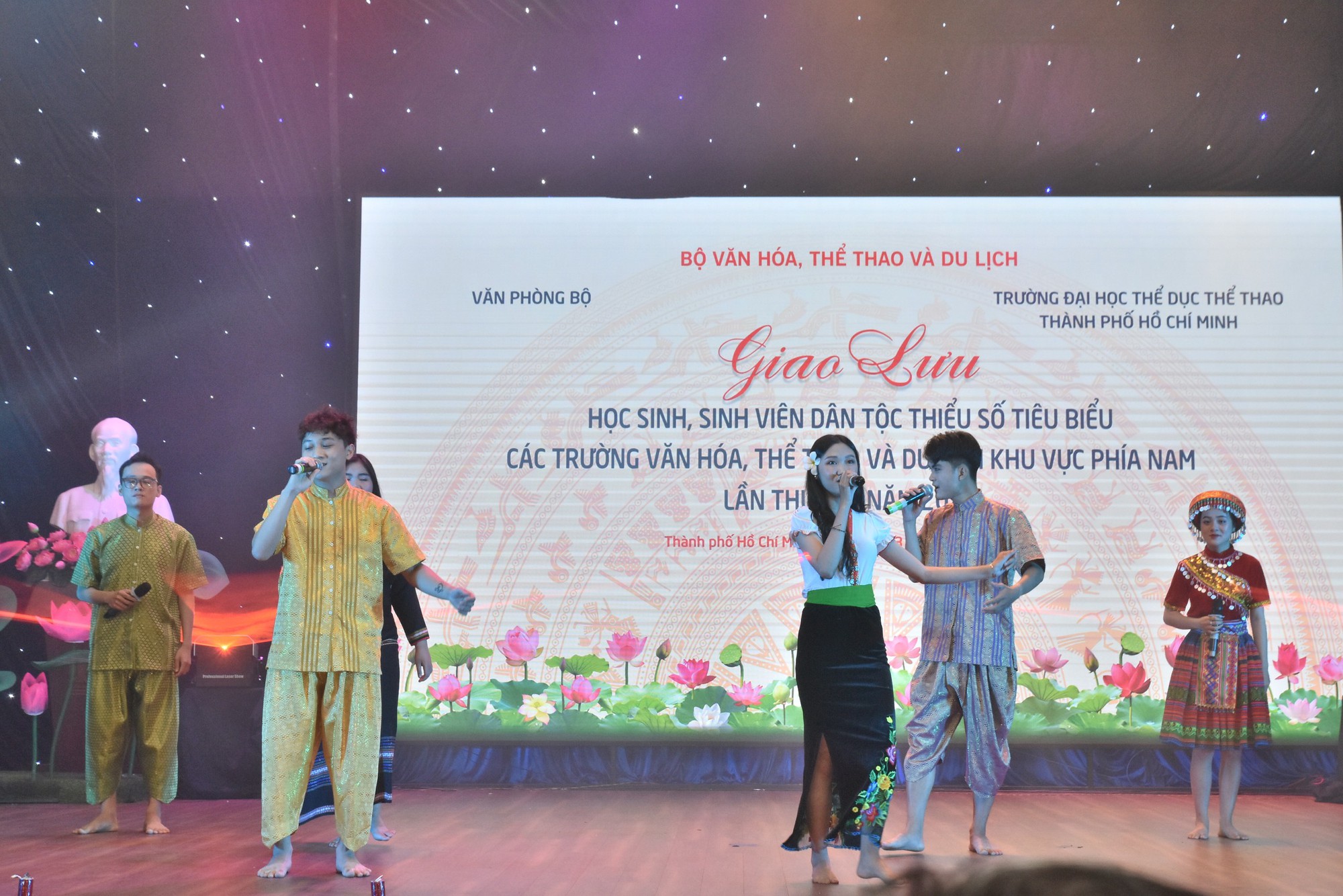 Nhiều phần học bổng đến với học sinh, sinh vi&ecirc;n d&acirc;n tộc thiểu số ti&ecirc;u biểu - Ảnh 7.