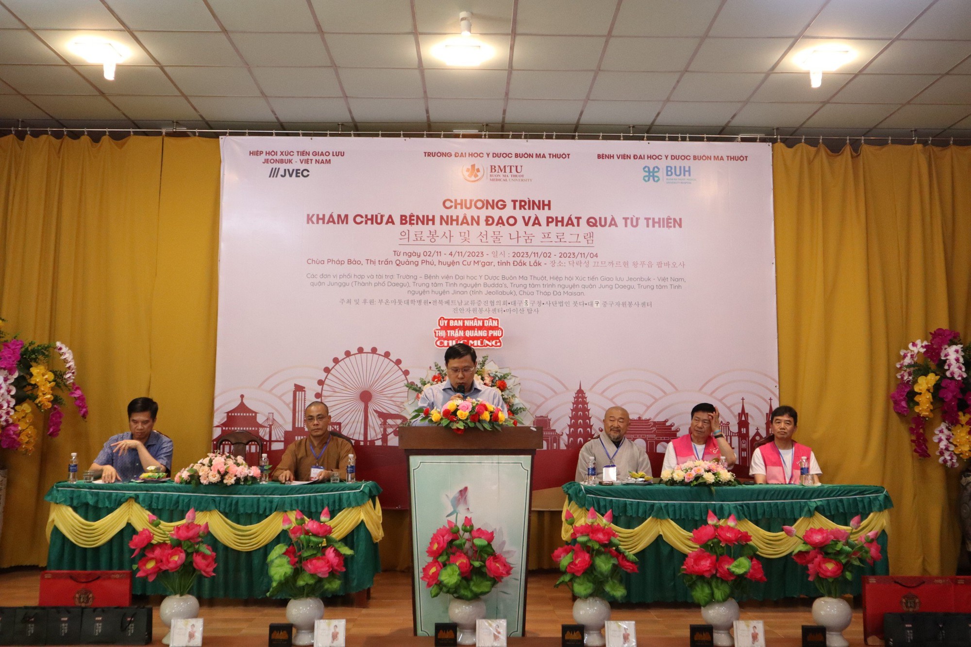 Trường Đại học Y dược Bu&ocirc;n Ma Thuột kh&aacute;m bệnh từ thiện cho người d&acirc;n - Ảnh 1.