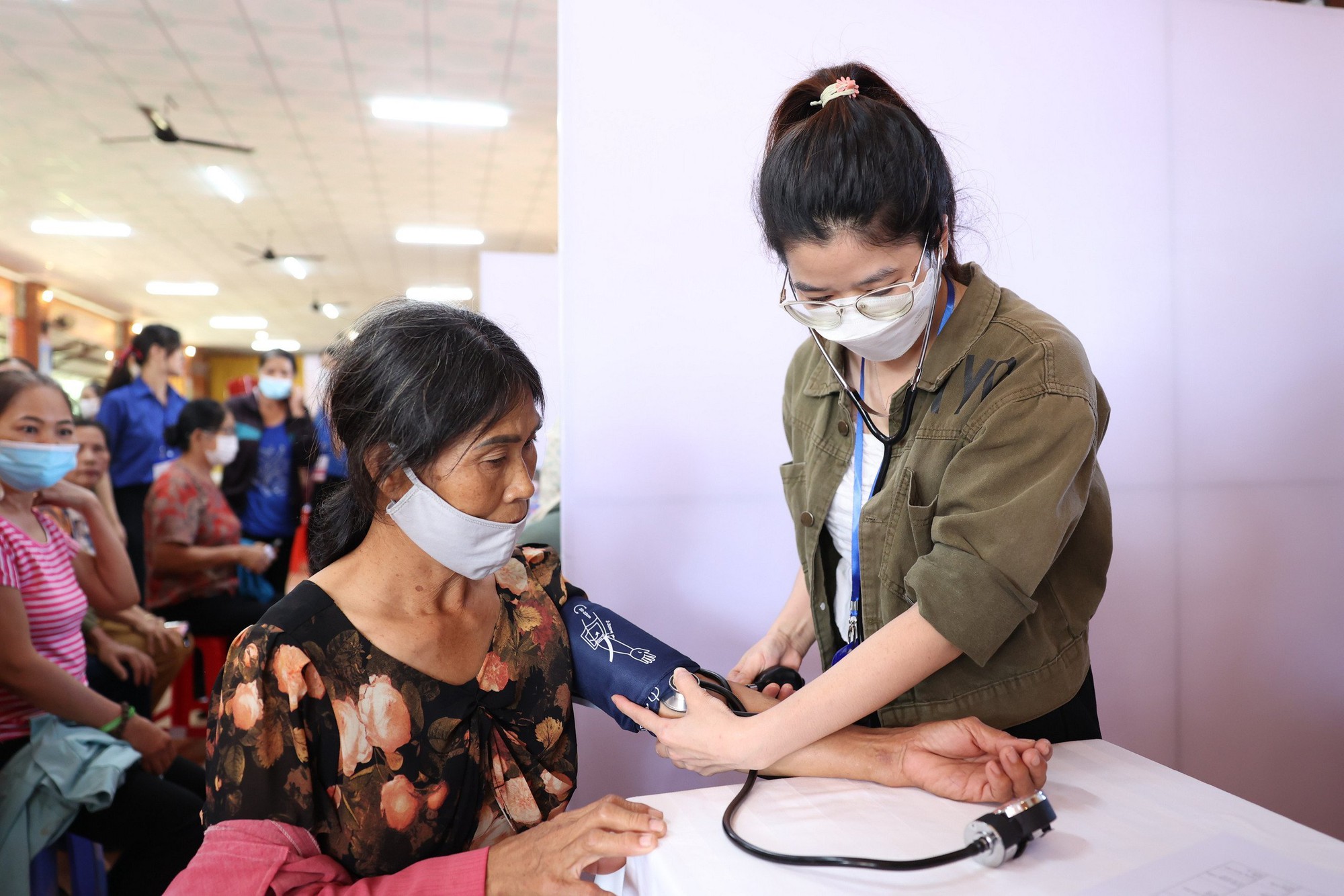 Trường Đại học Y dược Bu&ocirc;n Ma Thuột kh&aacute;m bệnh từ thiện cho người d&acirc;n - Ảnh 6.