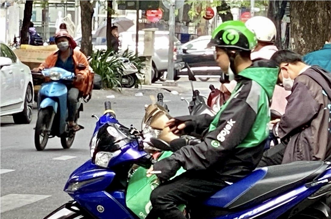Nghịch lý: Sinh viên mới ra trường lương 8 triệu đồng, chạy Grab 12 triệu đồng/tháng