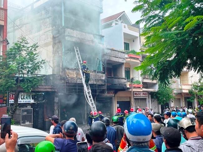 Ch&aacute;y lớn tại một cửa h&agrave;ng b&aacute;n nệm, vải r&egrave;m giữa phố biển Quy Nhơn - Ảnh 3.