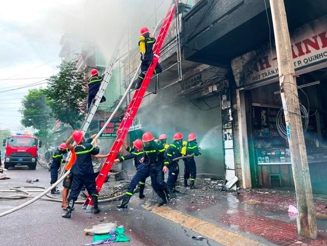 Ch&aacute;y lớn tại một cửa h&agrave;ng b&aacute;n nệm, vải r&egrave;m giữa phố biển Quy Nhơn - Ảnh 4.