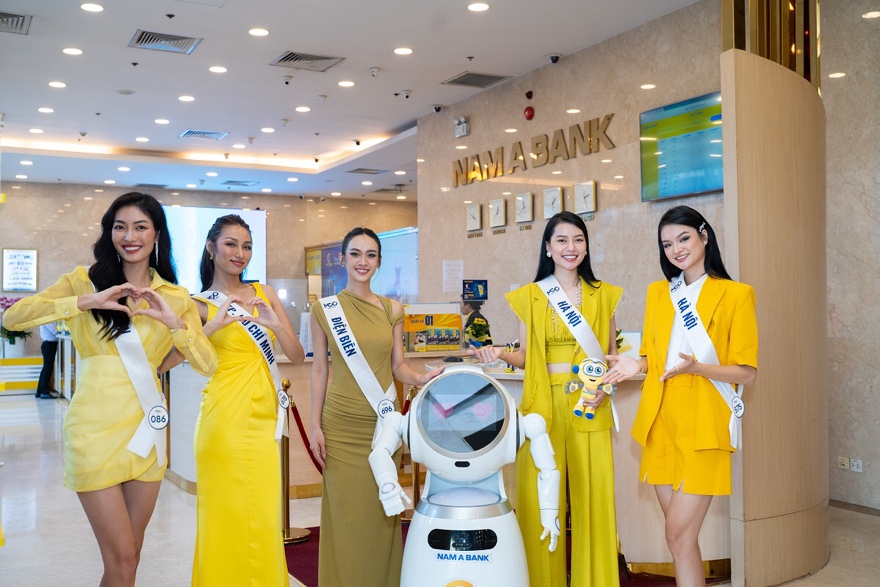 Thí sinh Hoa hậu Hoàn vũ Việt Nam 2023 trải nghiệm tiện ích vượt trội tại một ngân hàng