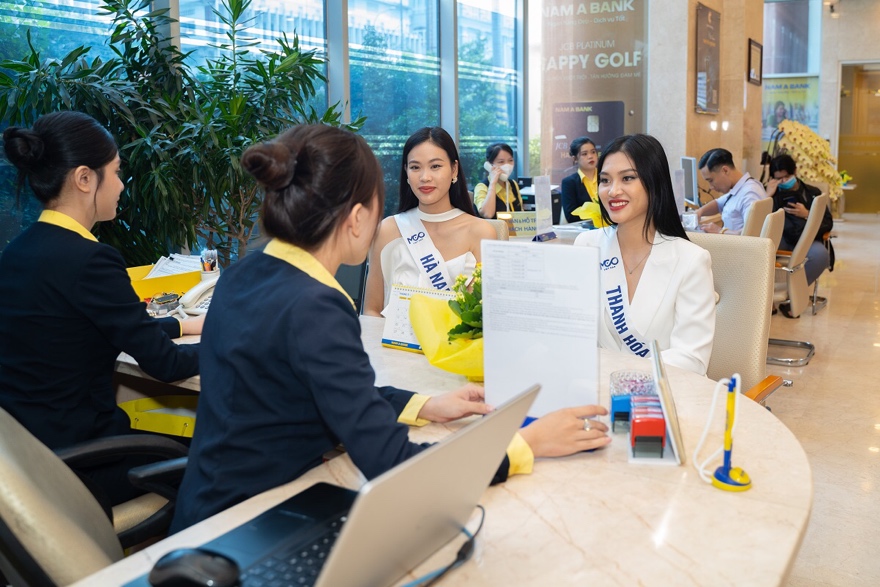 Th&iacute; sinh Hoa hậu Ho&agrave;n vũ Việt Nam 2023 trải nghiệm tiện &iacute;ch vượt trội tại một ng&acirc;n h&agrave;ng - Ảnh 2.