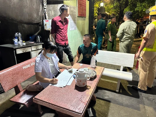 CSGT kiểm tra hàng chục tài xế ở chợ đầu mối nông sản Thủ Đức - Ảnh 3.