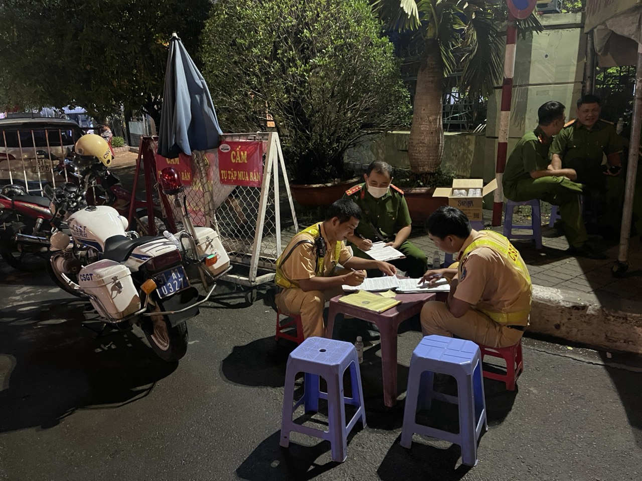 CSGT kiểm tra hàng chục tài xế ở chợ đầu mối nông sản Thủ Đức - Ảnh 4.