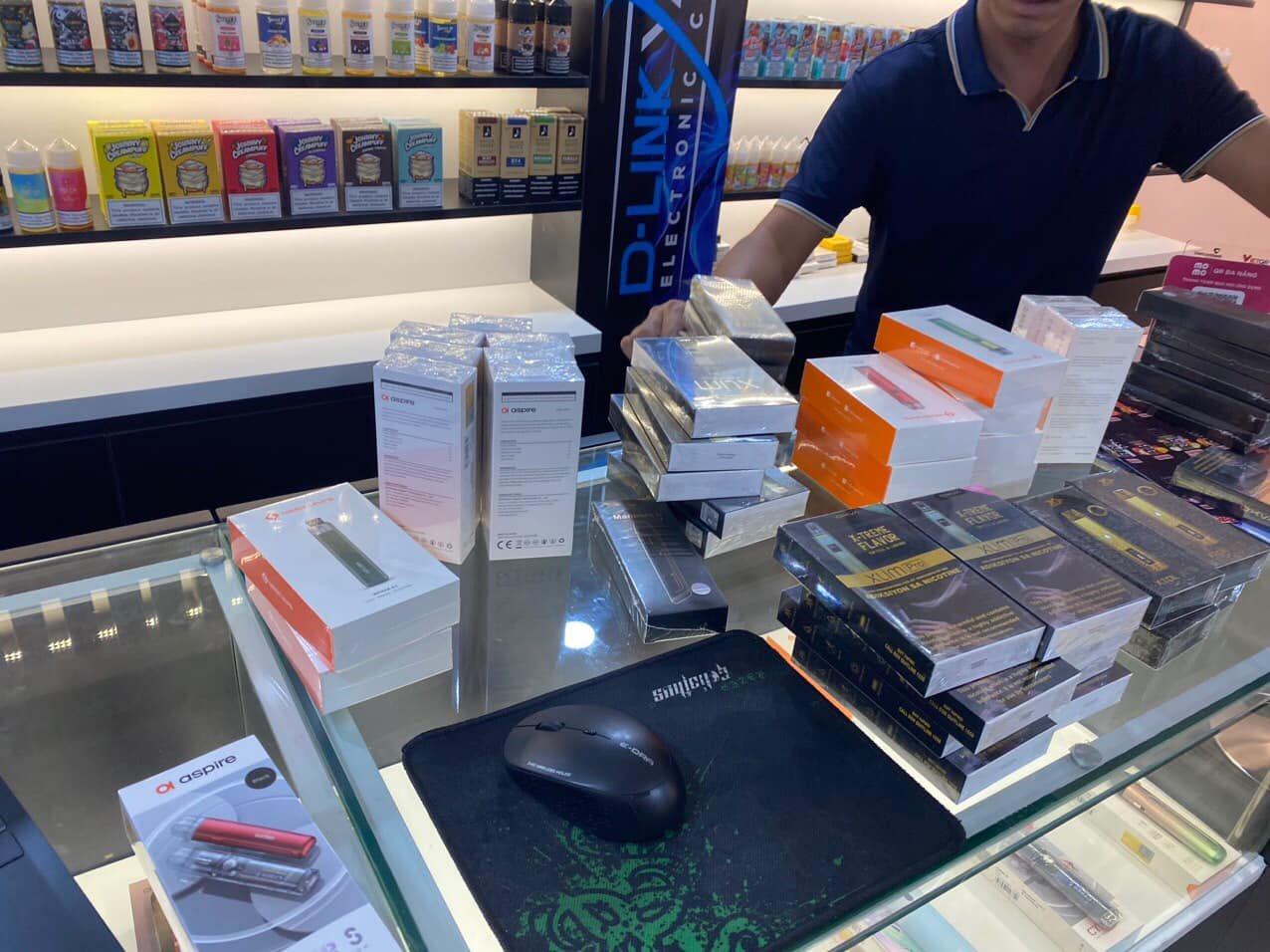 Công an ập vào chuỗi cửa hàng chuyên kinh doanh vape ở Đà Nẵng