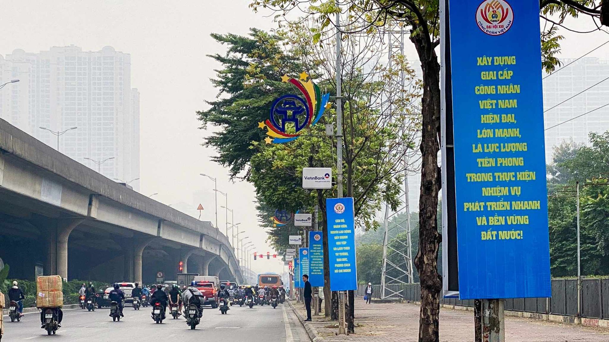 H&agrave; Nội trang ho&agrave;ng rực rỡ trước Đại hội XIII C&ocirc;ng đo&agrave;n Việt Nam - Ảnh 5.