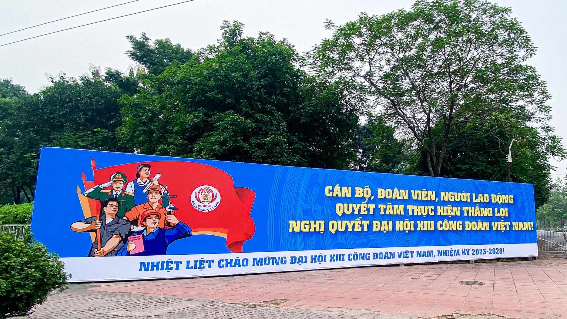 H&agrave; Nội trang ho&agrave;ng rực rỡ trước Đại hội XIII C&ocirc;ng đo&agrave;n Việt Nam - Ảnh 3.