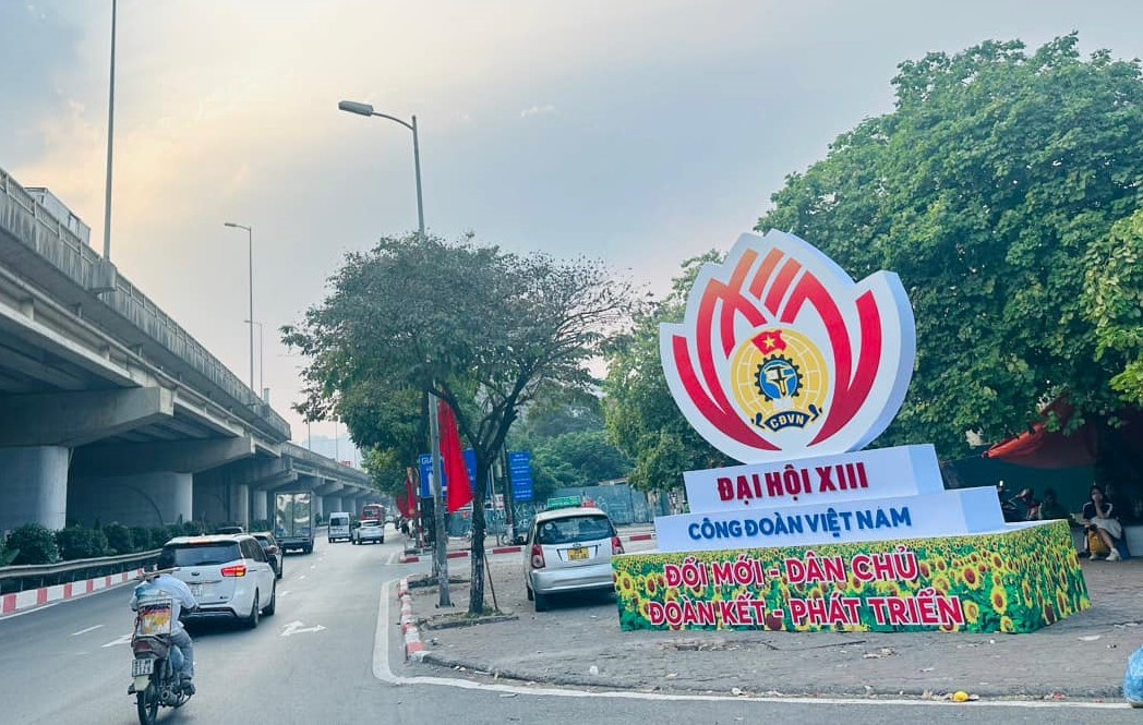 H&agrave; Nội trang ho&agrave;ng rực rỡ trước Đại hội XIII C&ocirc;ng đo&agrave;n Việt Nam - Ảnh 6.